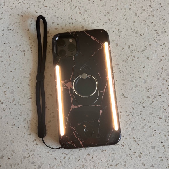 iPhone 11 Pro Max LuMee light case in black and rose gold marble design - Picture 4 of 5